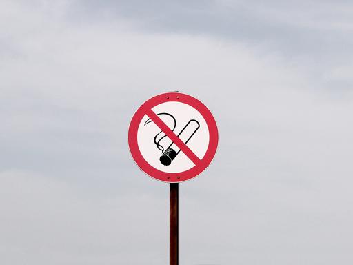 Ein Rauchverbotsschild vor Himmel.