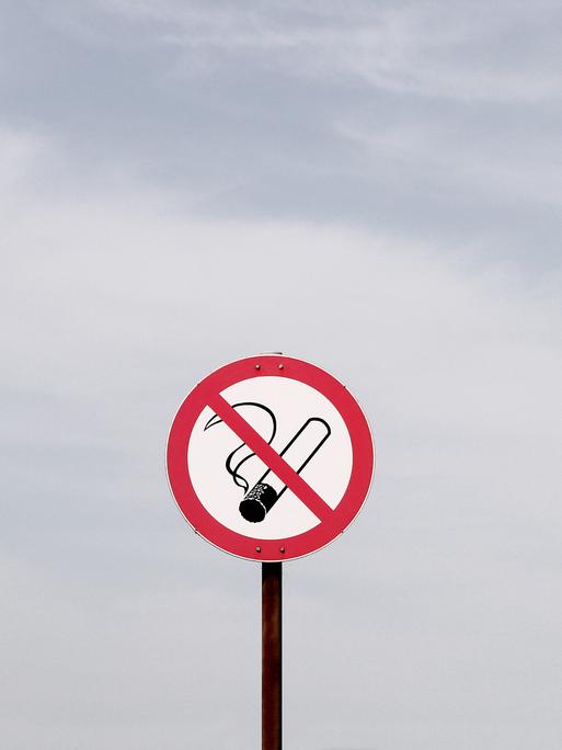 Ein Rauchverbotsschild vor Himmel.