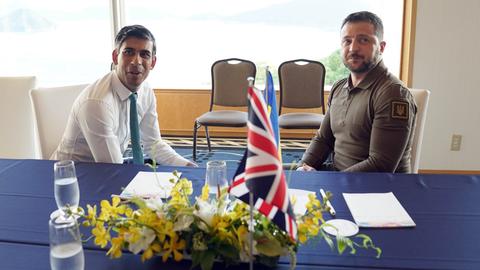 Zu sehen sind Rishi Sunak, Premierminister von Großbritannien, und Wolodymyr Selenskyj, Präsident der Ukraine, bei einem Treffen während des G7-Gipfels in Hiroshima.