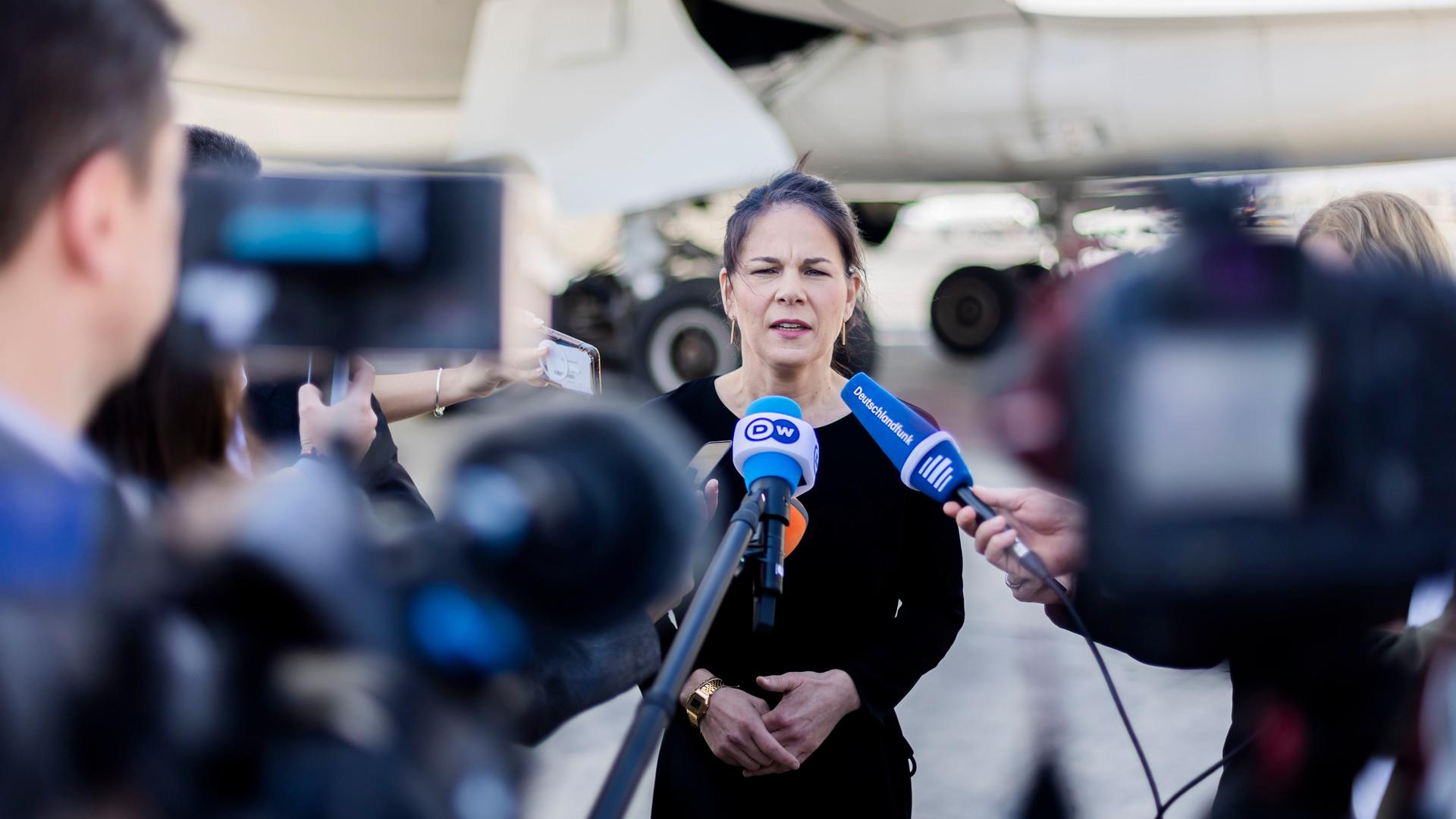 Annalena Baerbock gibt am Internationalen Flughafen von Kairo ein Pressestatement.