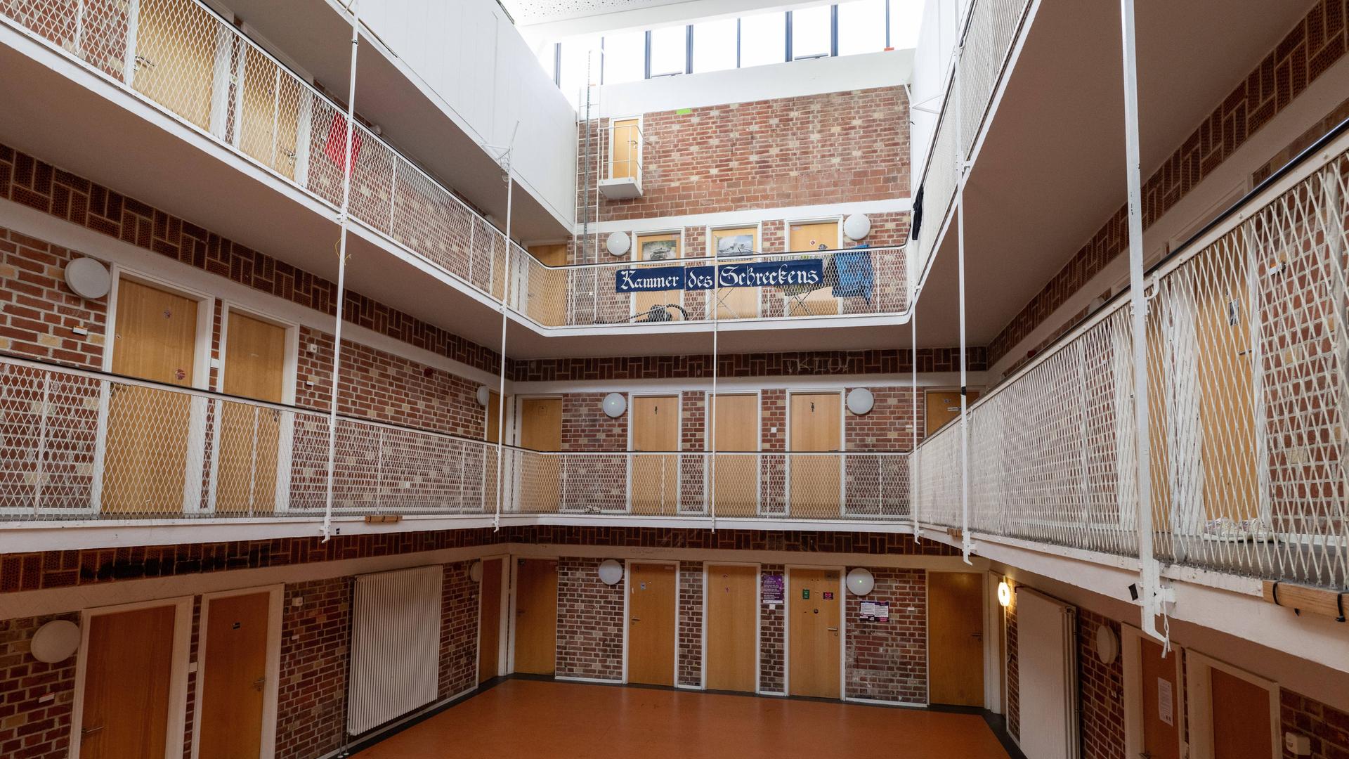 Studentenwohnheim des Studentenwerkes in der Biedersteinerstrasse.Das Atrium des Studenetnwohnheims hier sind kleine Zimmer ohne Küche dahinter.