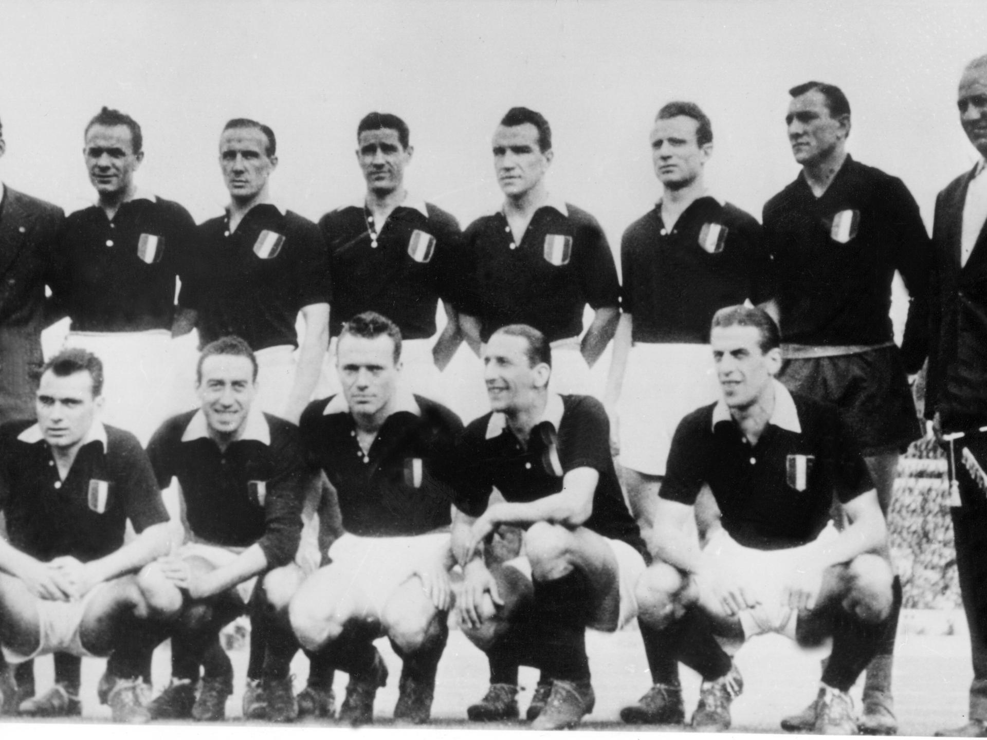 Die Mannschaft des AC Turin stellt sich zu einem Mannschaftsfoto auf vor ihrem Spiel im Stadion von Lissabon. Es ist die letzte Aufnahme dieser Mannschaft. Tage später, am 4.5.1949 verunglückt die Mannschaft auf dem Rückflug von Lissabon beim Landeanflug vor Turin. 