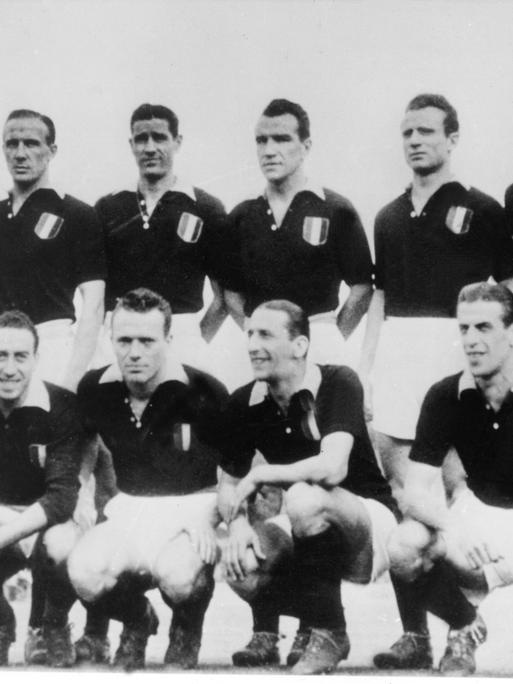Die Mannschaft des AC Turin stellt sich zu einem Mannschaftsfoto auf vor ihrem Spiel im Stadion von Lissabon. Es ist die letzte Aufnahme dieser Mannschaft. Tage später, am 4.5.1949 verunglückt die Mannschaft auf dem Rückflug von Lissabon beim Landeanflug vor Turin. 