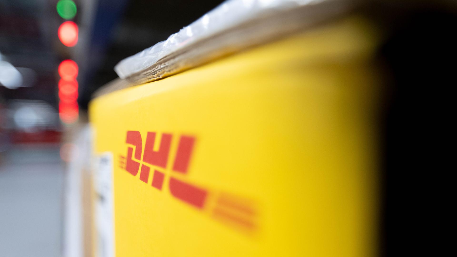 Das DHL-Logo leicht verschwommen