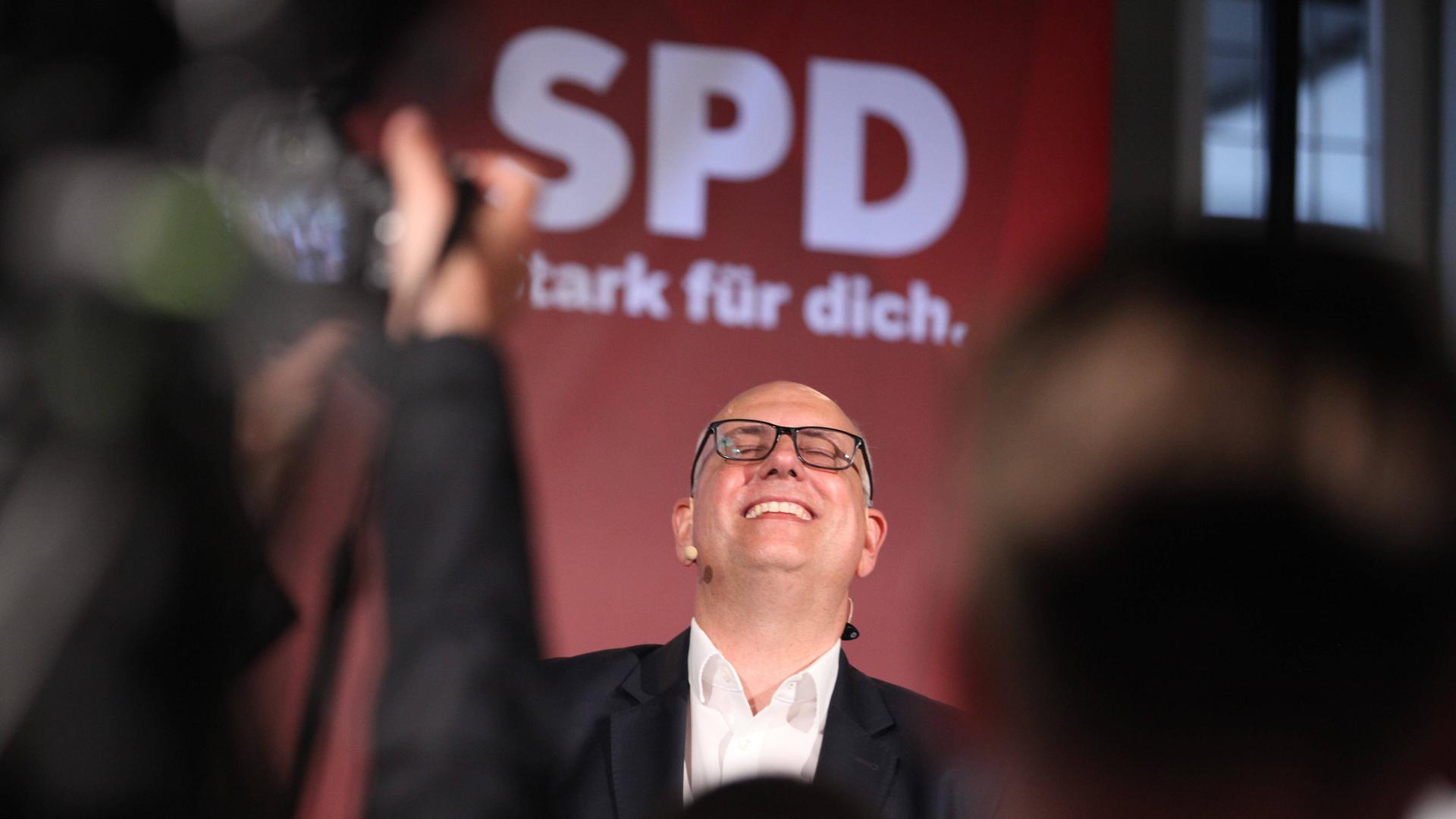Spitzenkandidat und bisheriger Bürgermeister Andreas Bovenschulte lachelnd am Abend der Bürgerschaftswahl in der Bremer Bürgerschaft.