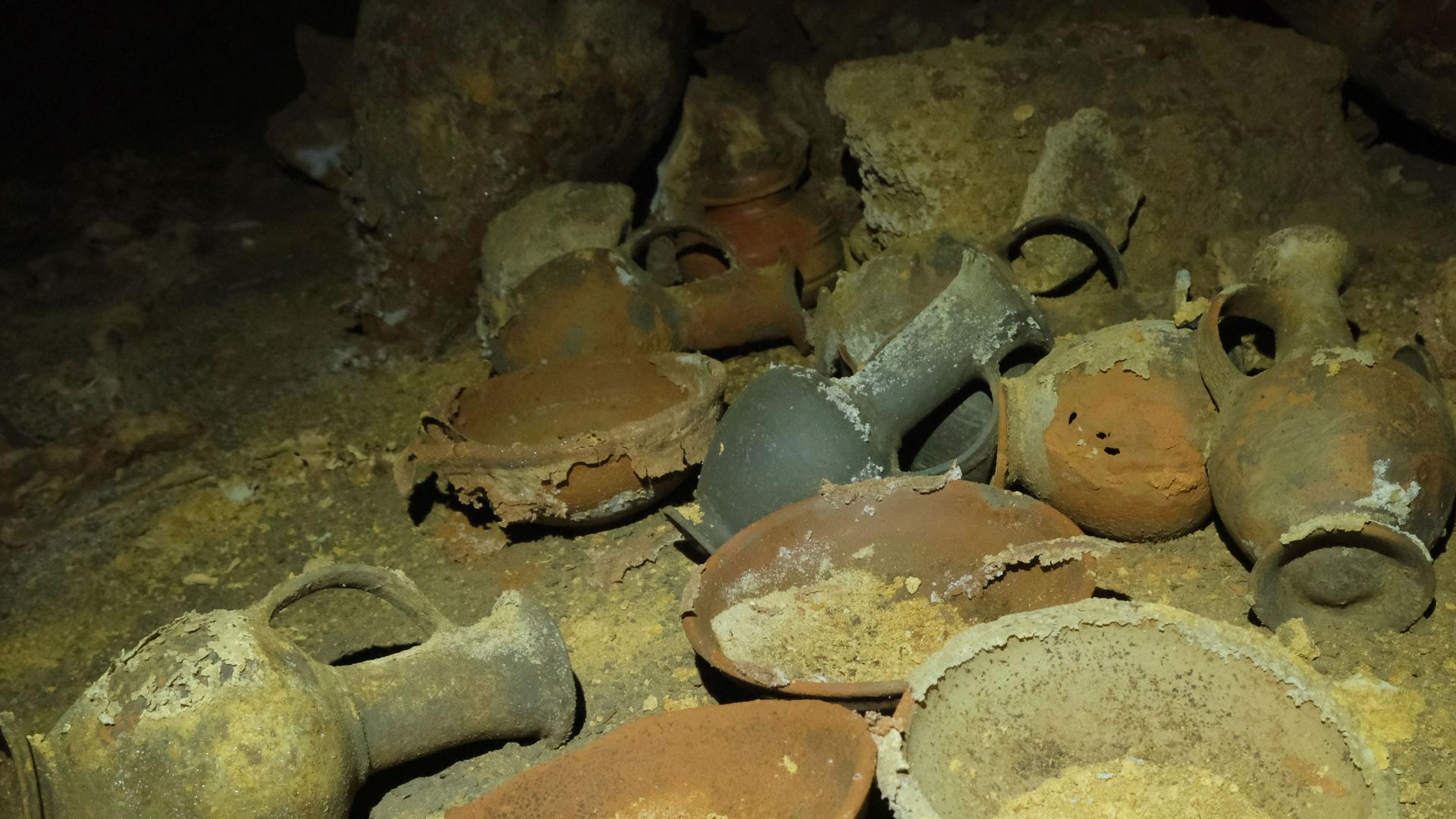 Blick in eine rund 3300 Jahre alte intakte Grabkammer aus der Zeit des ägyptischen Pharaos Ramses II. Blick in eine rund 3300 Jahre alte intakte Grabkammer aus der Zeit des ägyptischen Pharaos Ramses II.