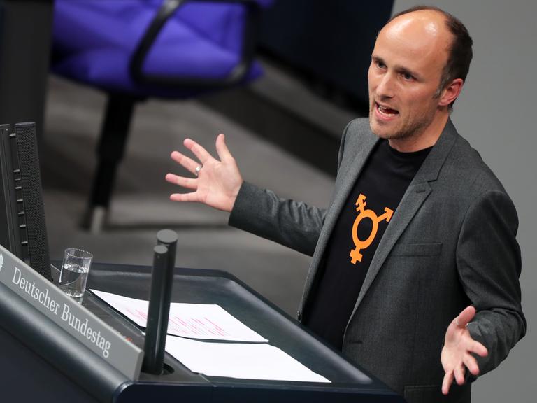 Der Grünen-Politiker Sven Lehmann steht am Rednerpult im Bundestag