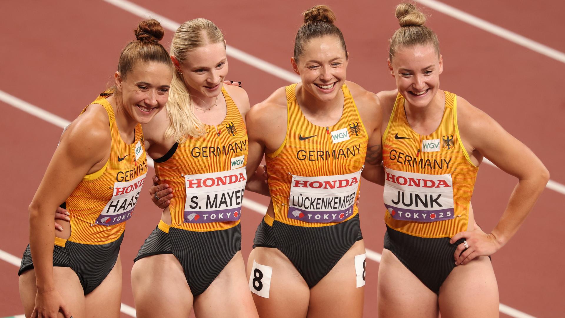 Rebekka Haase , Sina Mayer, Gina Lückenkemper und Sophia Junk aus Deutschland jubeln über den Einzug ins Finale.