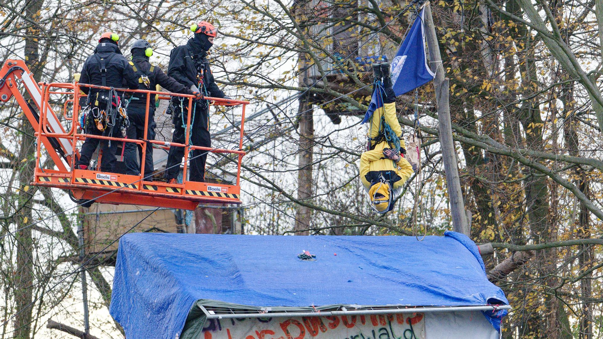 Polizisten gehen gegen einen Aktivisten vor, der im sogenannten Sündenwäldchen am Rande des Tagebaus Hambach im Hambacher Forst in einem Baum hängt. 