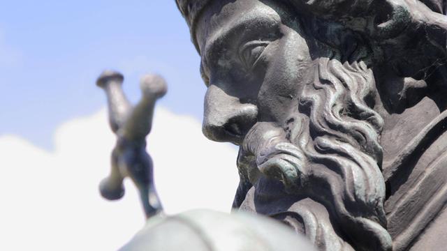 Eine Statue zeigt den Kopf Karl des Großen und den Reichsapfel Eine Statue zeigt den Kopf Karl des Großen und den Reichsapfel