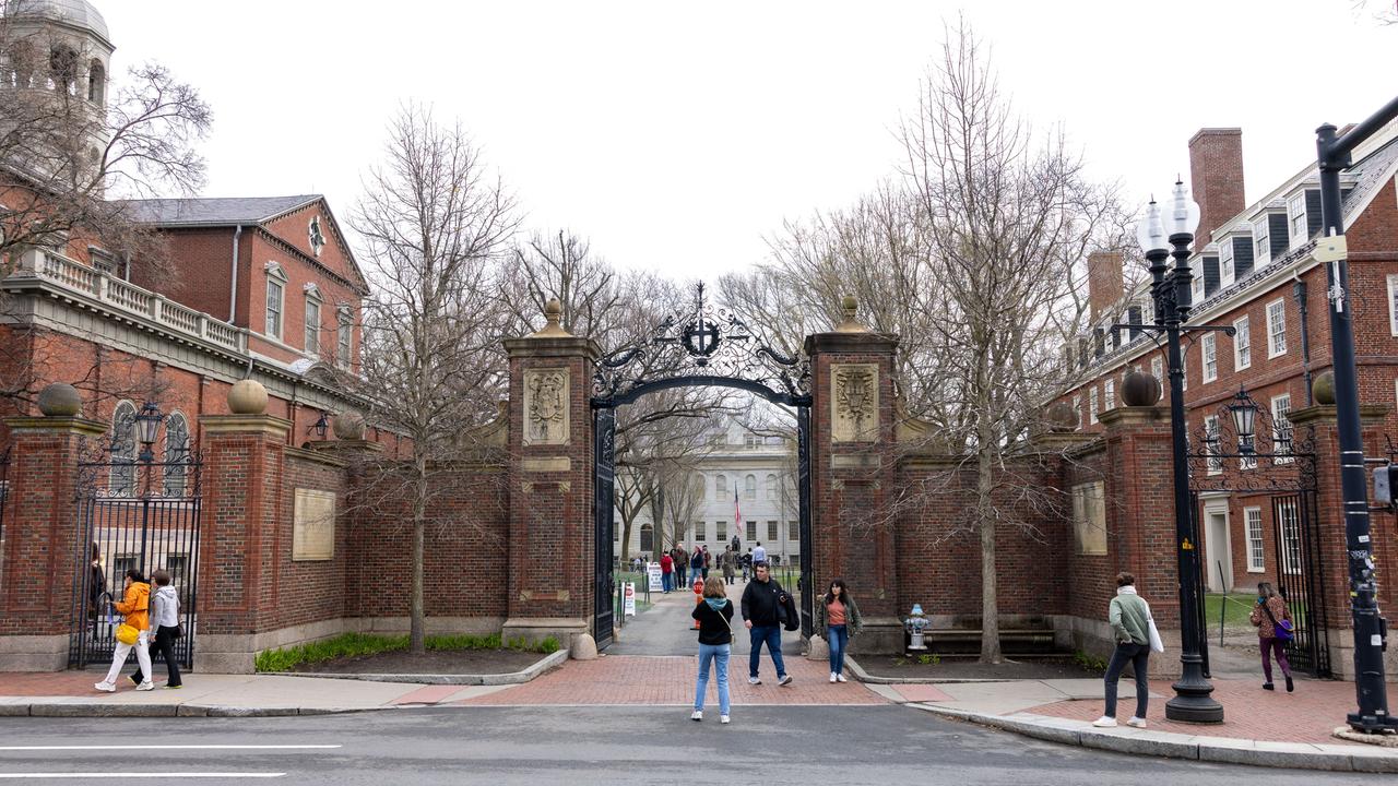 Touristen vor dem Haupttor des Harvard Yard am 15. April 2025 in Cambridge, Massachusetts.