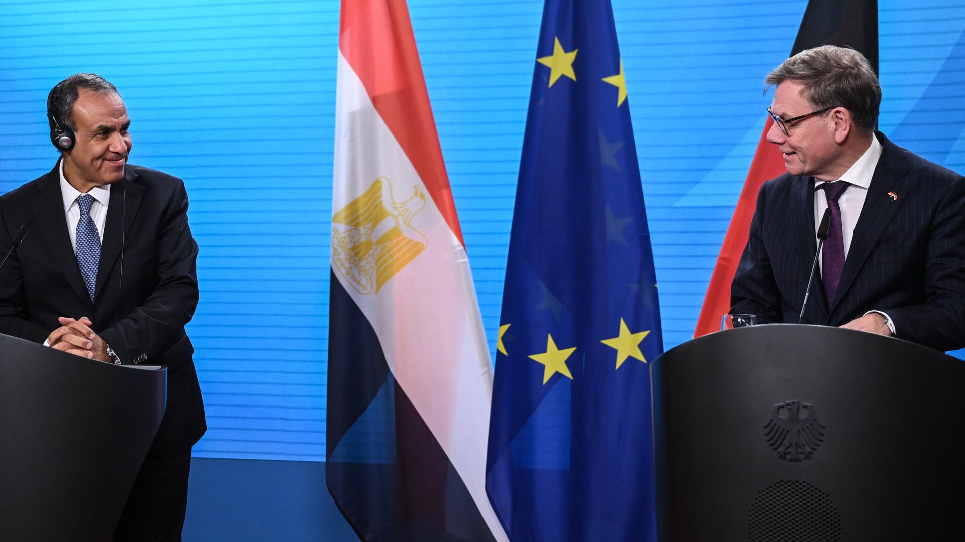 Johann Wadephul (CDU, r) Außenminister, und der ägyptische Außenminister Badr Abdelatty stehen nebeneinander an zwei Rednerpulten. 