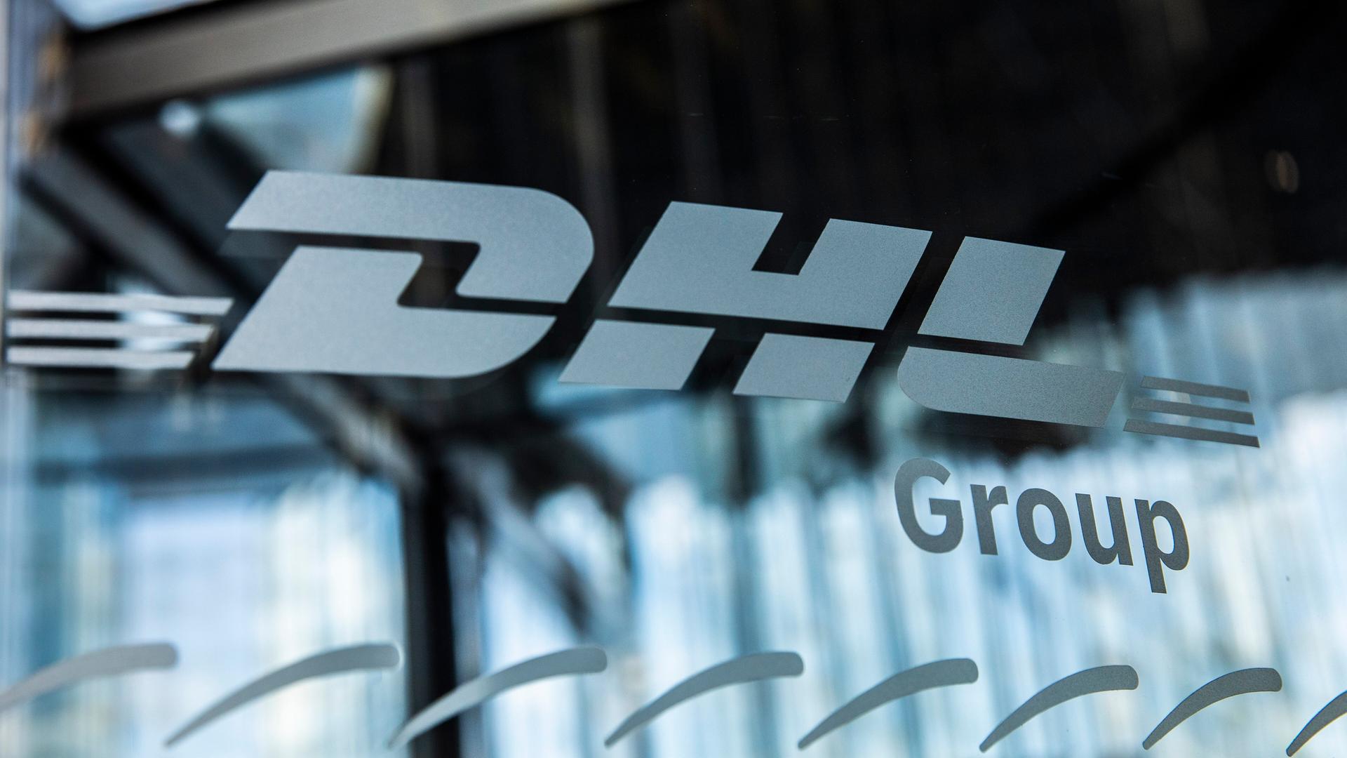Das Logo der DHL Group am Haupthaus in Bonn Das Logo der DHL Group am Haupthaus in Bonn