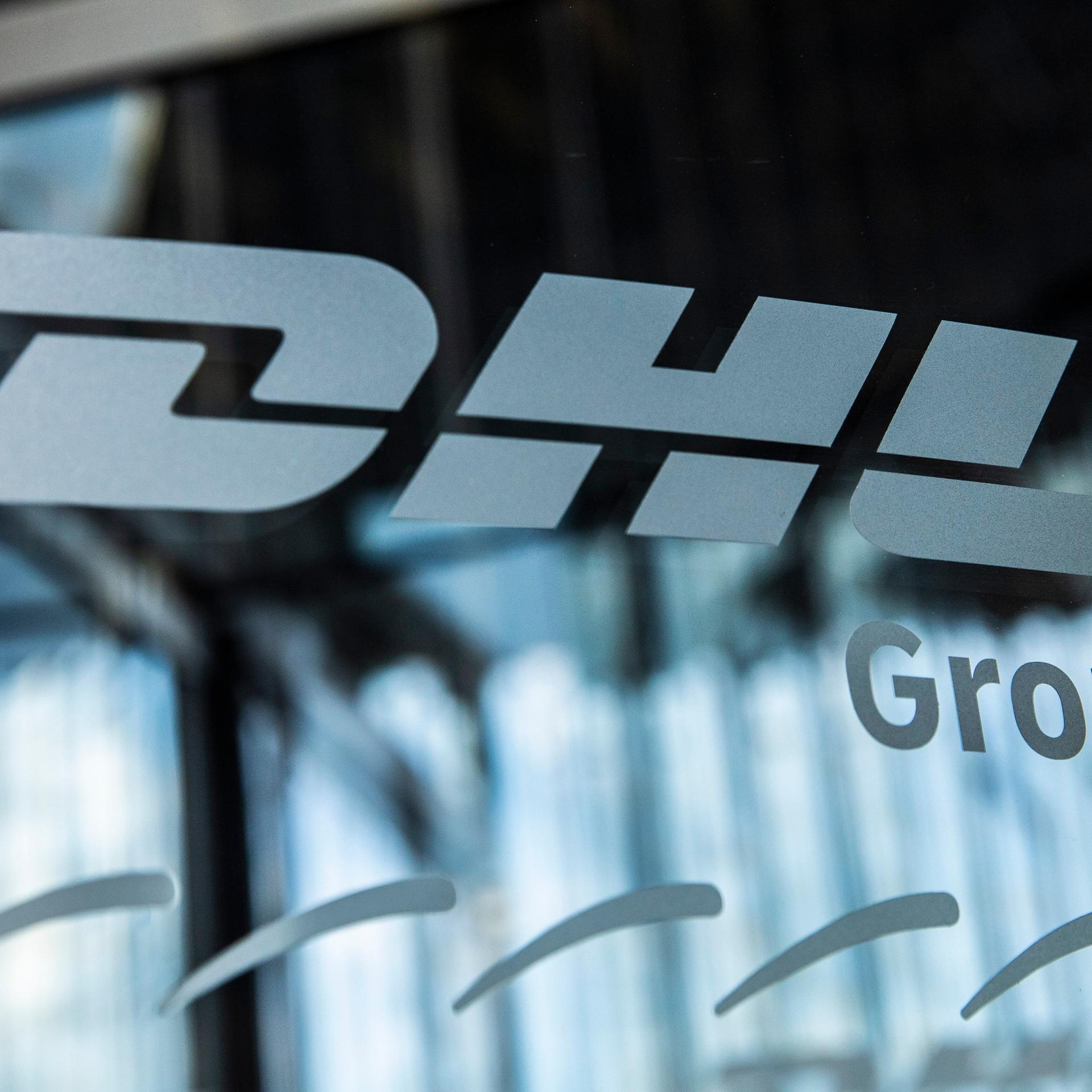 Das Logo der DHL Group am Haupthaus in Bonn