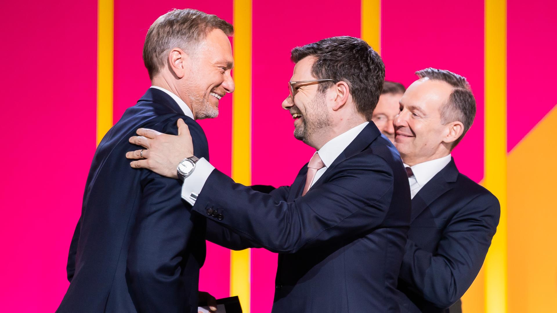 Christian Lindner, FDP-Bundesvorsitzender und Bundesfinanzminister, wird von Justizminister Buschmann und Verkehrsminister Wissing zur Wiederwahl als FDP-Bundesvorsitzender beim FDP-Bundesparteitag beglückwünscht.