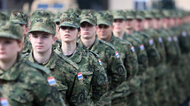 Zu sehen sind junge kroatische Soldatinnen und Soldaten. Die stehen hintereinander in einer Schlange.