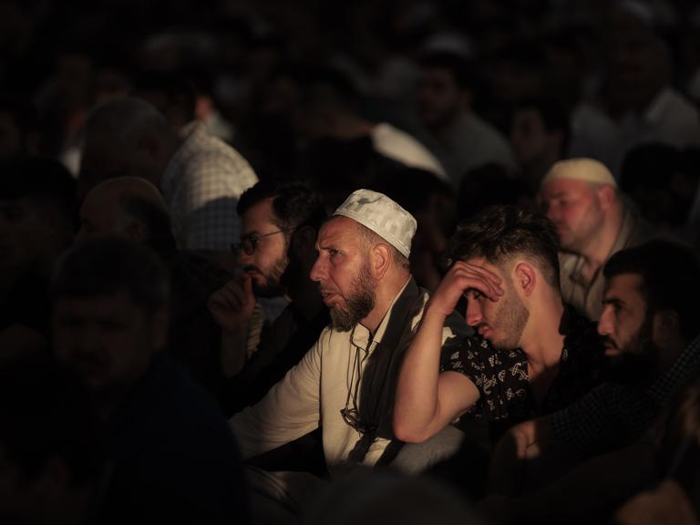 Muslime bei den Eid al-Adha Gebeten in der Fatih Mosche in Istanbul.