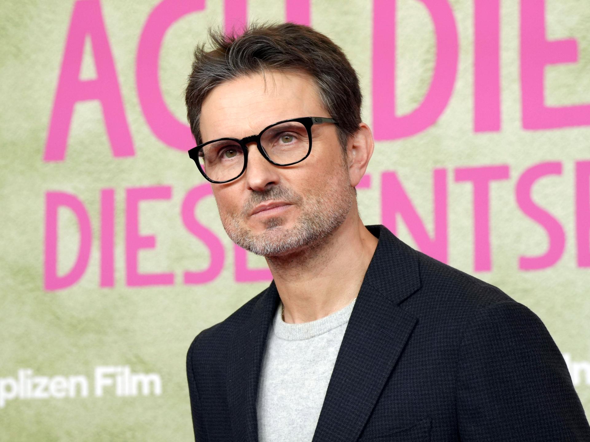 Simon Verhoeven posiert während der Premiere seines Kinofilms "Ach, diese Lücke, diese entsetzliche Lücke" vor einem Plakat im Mathäser Filmpalast