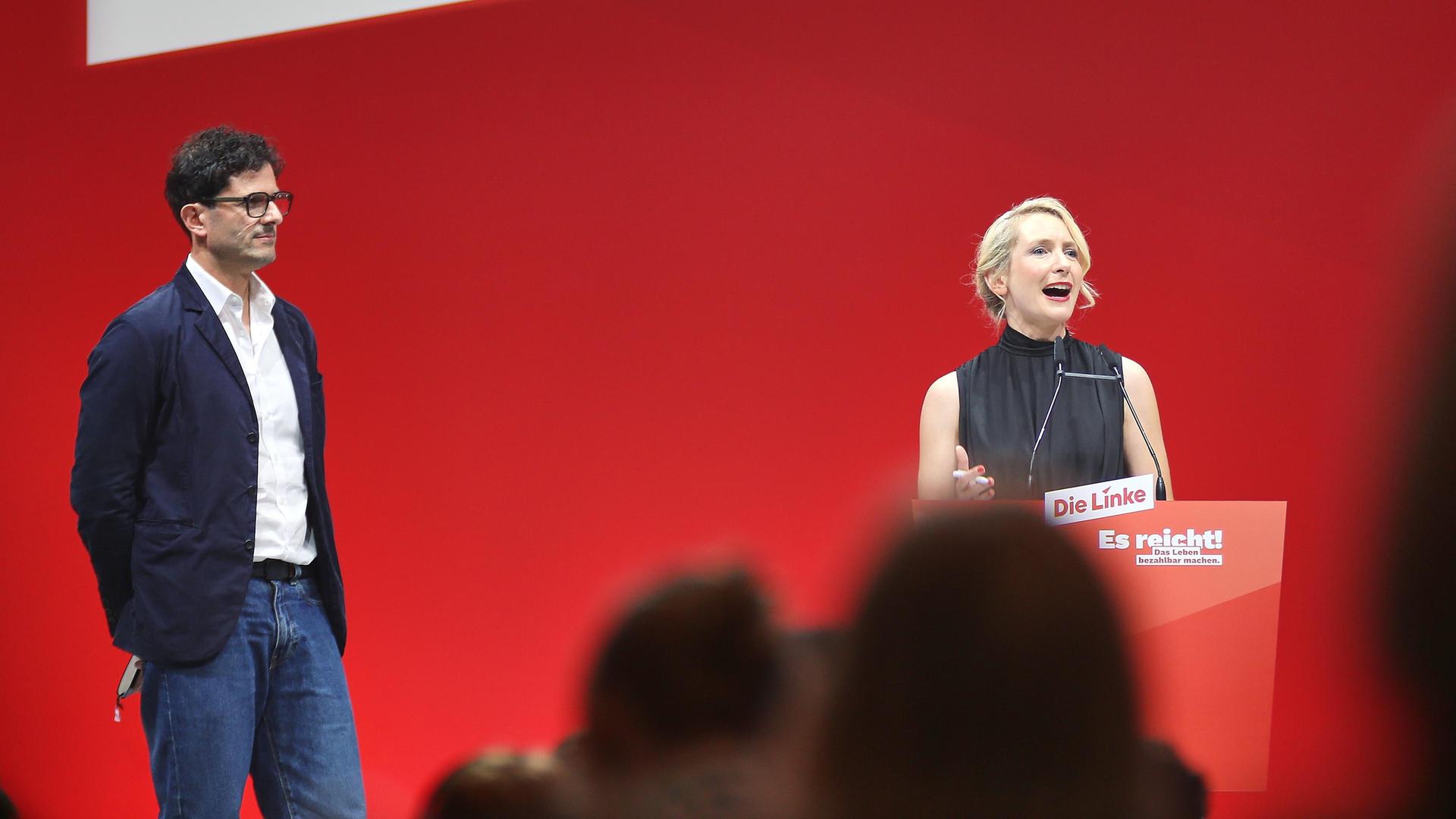 Beim Bundesparteitag der Linkspartei stehen Luigi Pantisano und Ines Schwerdtner auf einer Bühne, Schwerdtner spricht an einem Pult, darüber der Schriftzug "Die Linke". Beim Bundesparteitag der Linkspartei stehen Luigi Pantisano und Ines Schwerdtner auf einer Bühne, Schwerdtner spricht an einem Pult, darüber der Schriftzug "Die Linke".