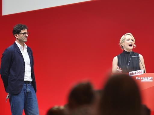 Beim Bundesparteitag der Linkspartei stehen Luigi Pantisano und Ines Schwerdtner auf einer Bühne, Schwerdtner spricht an einem Pult, darüber der Schriftzug "Die Linke". Beim Bundesparteitag der Linkspartei stehen Luigi Pantisano und Ines Schwerdtner auf einer Bühne, Schwerdtner spricht an einem Pult, darüber der Schriftzug "Die Linke".