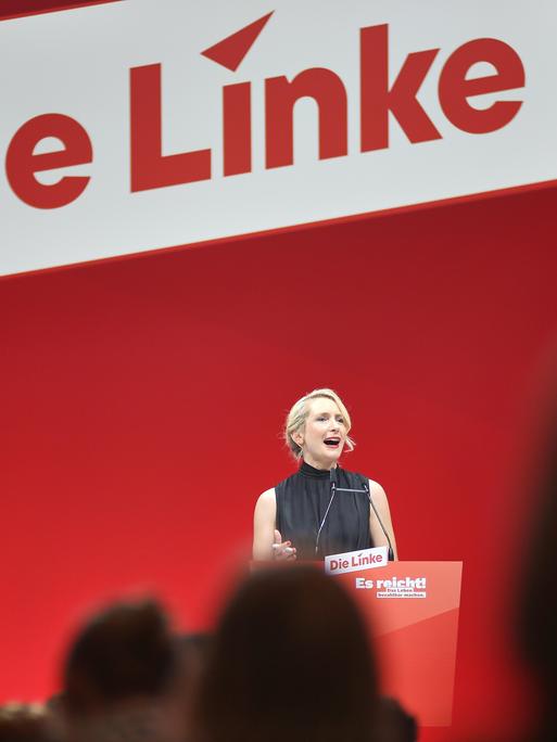 Beim Bundesparteitag der Linkspartei stehen Luigi Pantisano und Ines Schwerdtner auf einer Bühne, Schwerdtner spricht an einem Pult, darüber der Schriftzug "Die Linke". Beim Bundesparteitag der Linkspartei stehen Luigi Pantisano und Ines Schwerdtner auf einer Bühne, Schwerdtner spricht an einem Pult, darüber der Schriftzug "Die Linke".