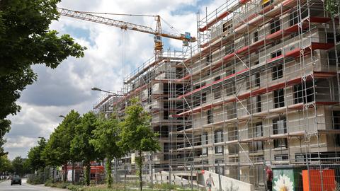 Eine Baustelle eines Wohnungsneubaus an einer ruhigen Straße mit Bäumen, auf der ein Auto fährt. 

Mit dem Bauprojekt "Am Rosengarten" schaffen die Wohnungsgenossenschaft Schiffahrt-Hafen (WGSH) und die Wohnungsgenossenschaft Marienehe vier sechsgeschossige "Stadthäuser" mit insgesamt 154 Zwei- bis Drei-Zimmer-Wohnungen in einem parkähnlichen Areal mit Mietergärten, Spielflächen und Tiefgarage. In Wismar findet am 29.07.2021 die Abschlusskonferenz der Dialogtour "Zukunft des Wohnens" statt.