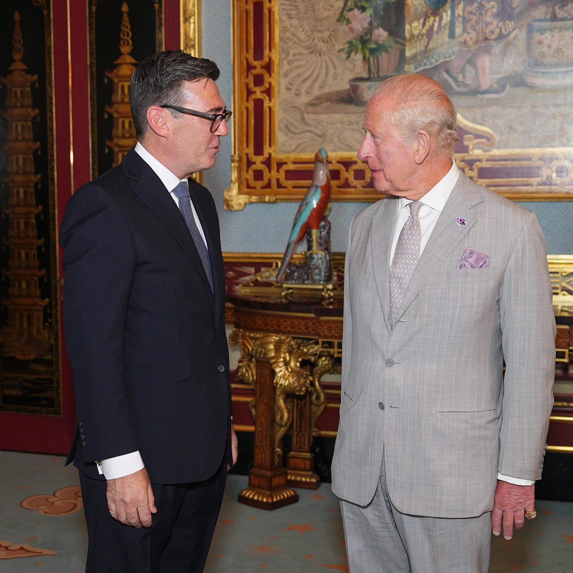 Andy Burnham und König Charles stehen im Buckimham Palast nebeneinander und unterhalten sich.