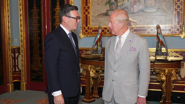 Andy Burnham und König Charles stehen im Buckingham Palast nebeneinander und unterhalten sich.