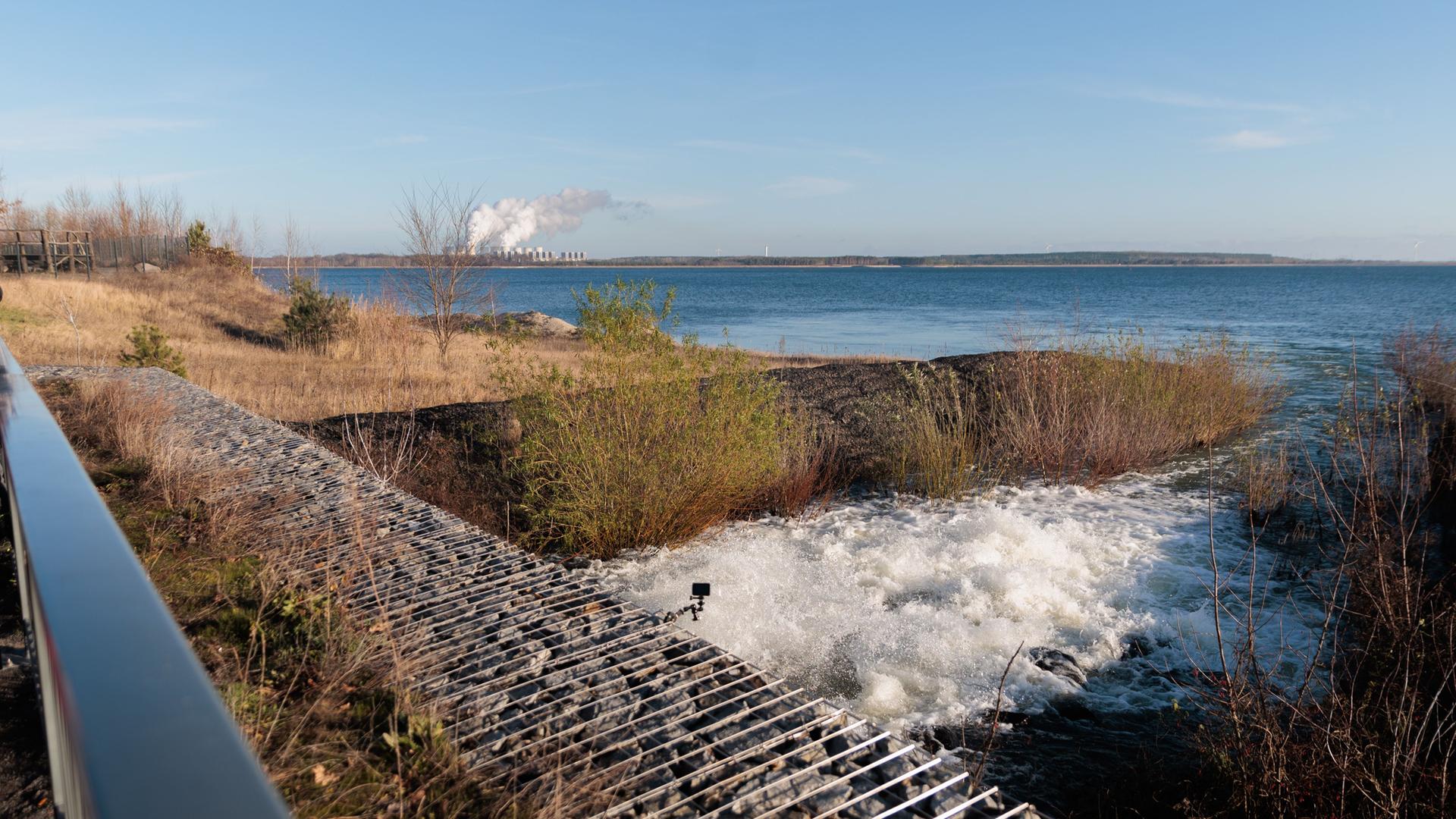 Der Zufluss am Einlaufbauwerk des Cottbuser Ostsees beim Erreichen des Zielwasserstandes