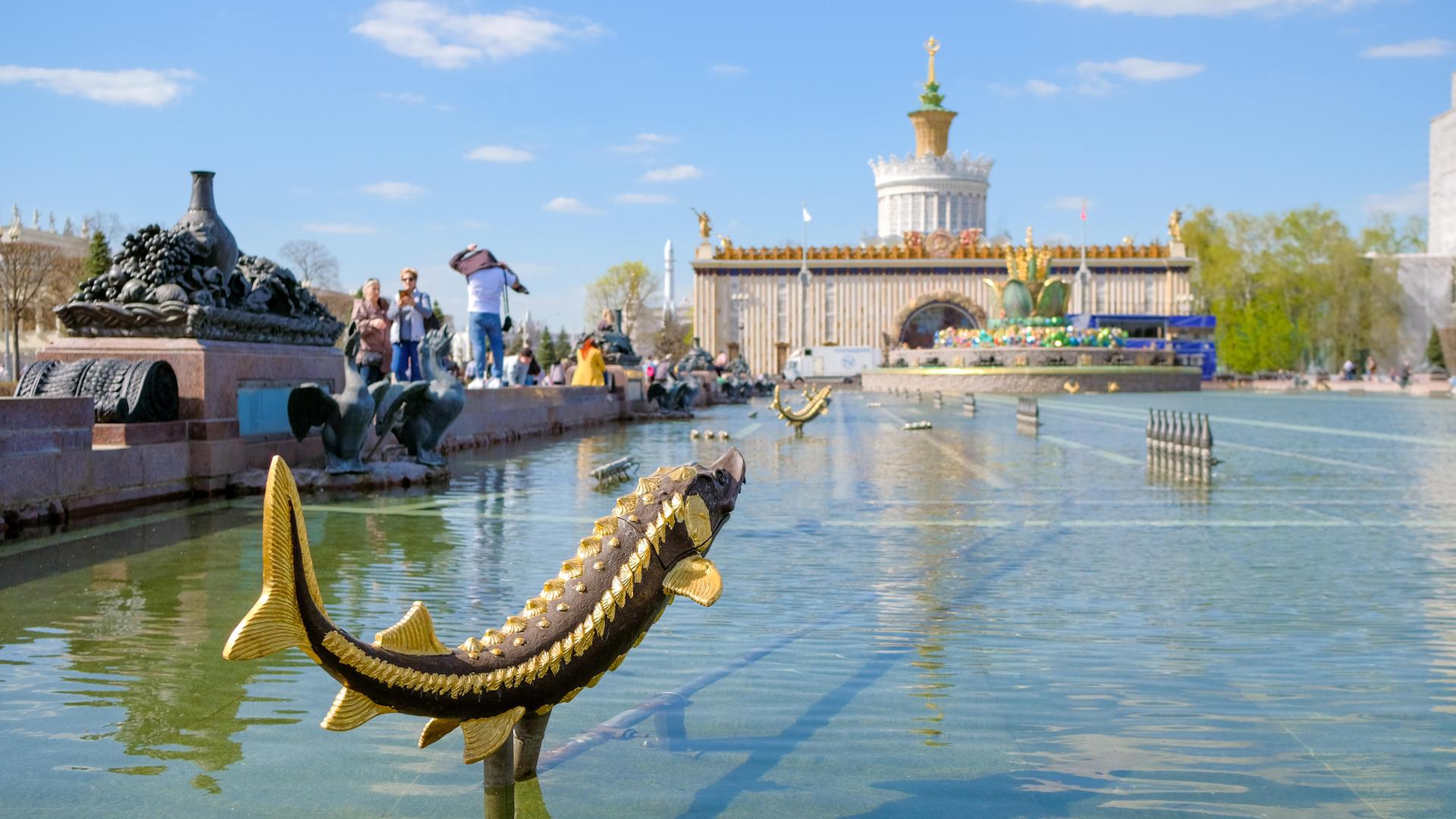 Fischskulptur vor einem Wasserbecken in der Russland-Ausstellung in Moskau. 