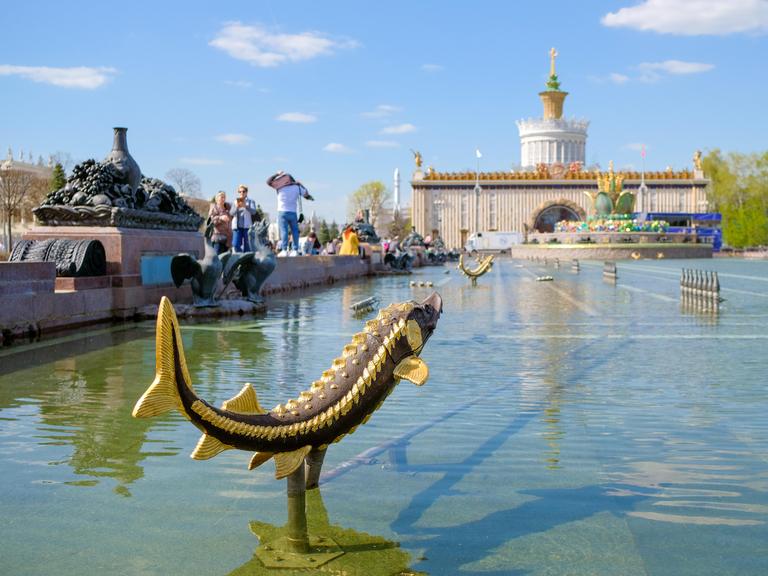 Fischskulptur vor einem Wasserbecken in der Russland-Ausstellung in Moskau. 