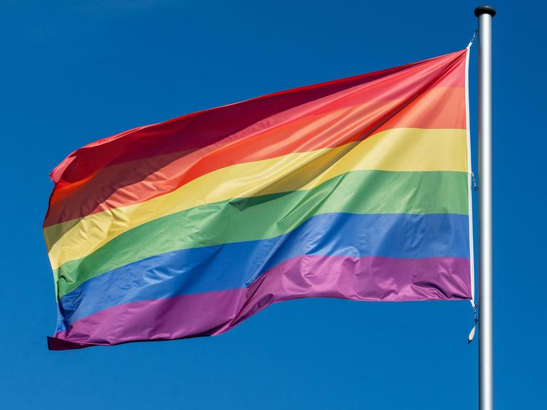 Regenbogenflagge weht im Wind.