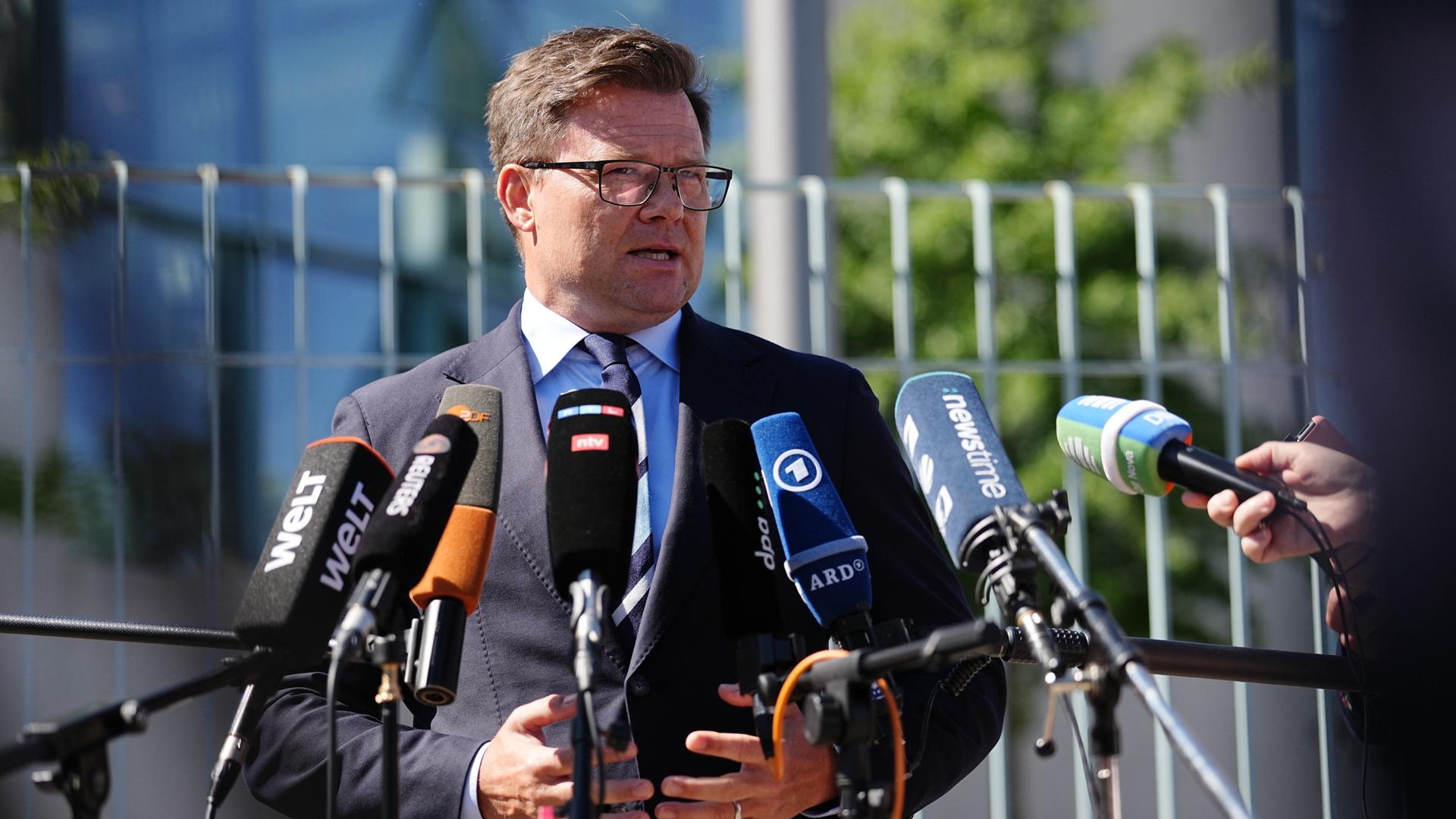 Carsten Schneider (SPD), Bundesminister für Umwelt, Klimaschutz, Naturschutz und nukleare Sicherheit, gibt nach der Sitzung des Bundeskabinetts im Bundeskanzleramt ein Pressestatement.
