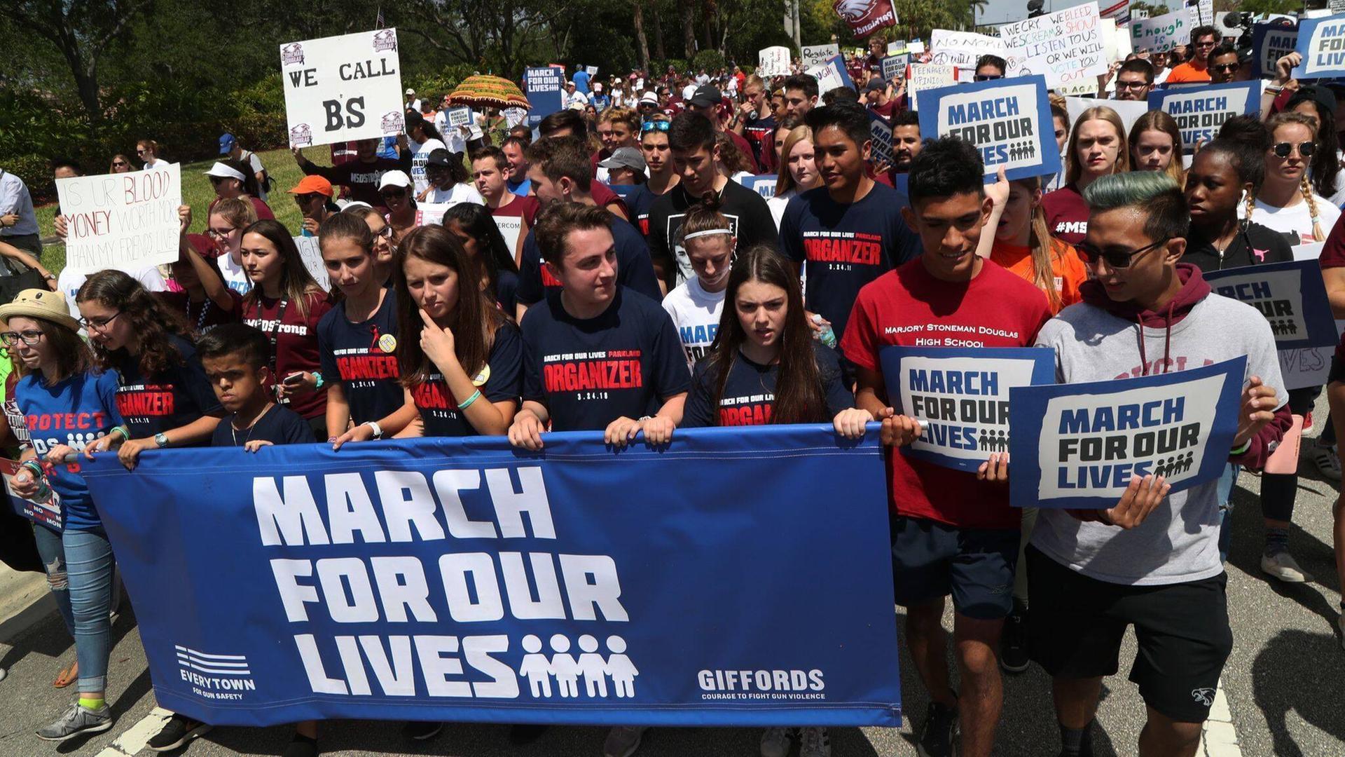Viele junge Menschen demonstrieren, vor sich tragen sie ein Plakat mit der Aufschrift "March For Our Lives".