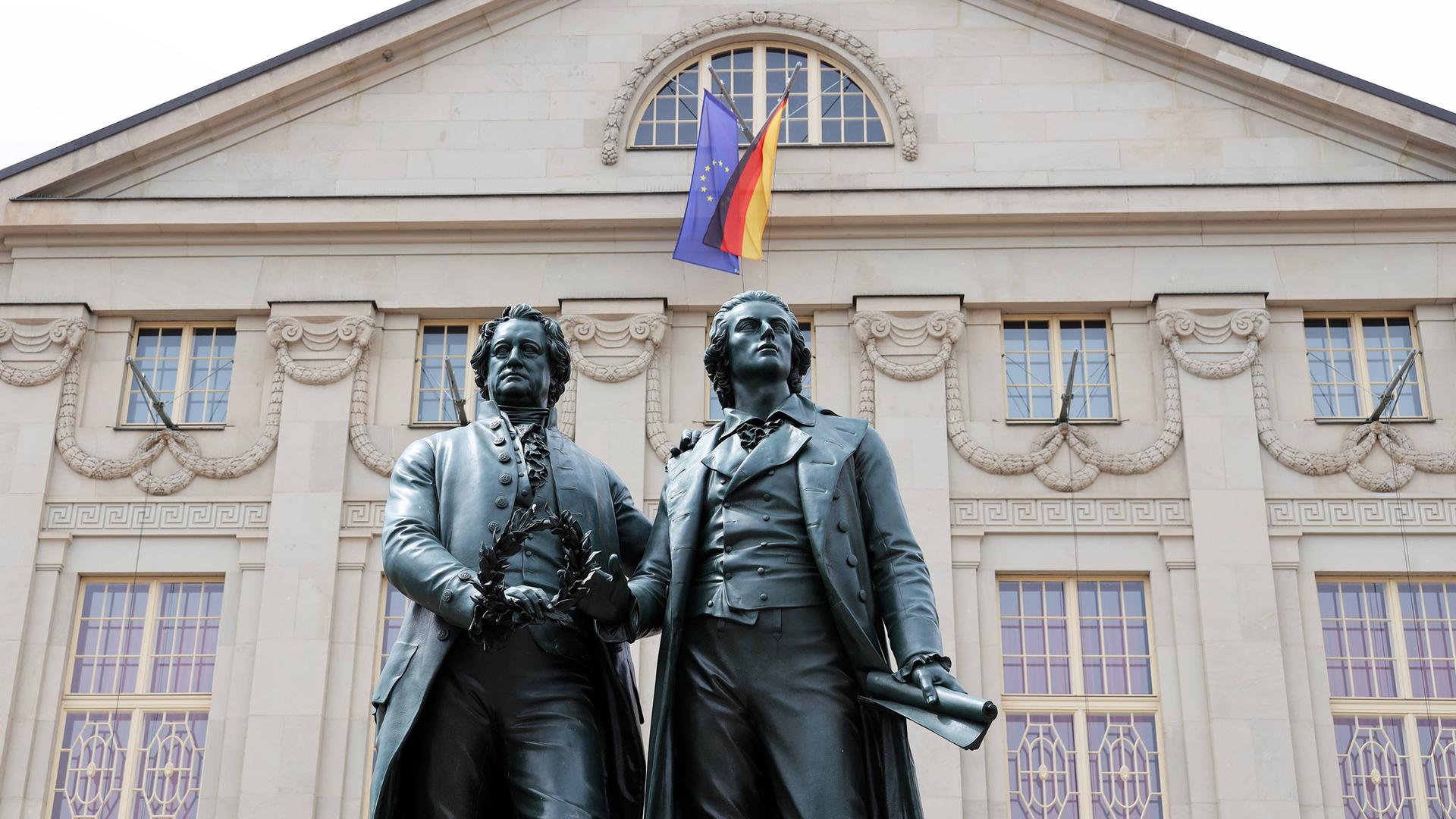 Die Stauen von Goethe und Schiller vor dem Deutschen Nationaltheater Weimar Die Stauen von Goethe und Schiller vor dem Deutschen Nationaltheater Weimar