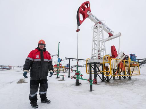 21.03.2019, Russland, Kogalym: KOGALYM, RUSSIA - MARCH 21, 2019: A worker at the Yuzhno-Yagunskoye oil field developed by Kogalymneftegaz, a subsidiary of the Lukoil-West Siberia oil and gas company. Vyacheslav Prokofyev/TASS Foto: Vyacheslav Prokofyev/TASS/dpa