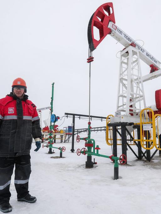 21.03.2019, Russland, Kogalym: KOGALYM, RUSSIA - MARCH 21, 2019: A worker at the Yuzhno-Yagunskoye oil field developed by Kogalymneftegaz, a subsidiary of the Lukoil-West Siberia oil and gas company. Vyacheslav Prokofyev/TASS Foto: Vyacheslav Prokofyev/TASS/dpa