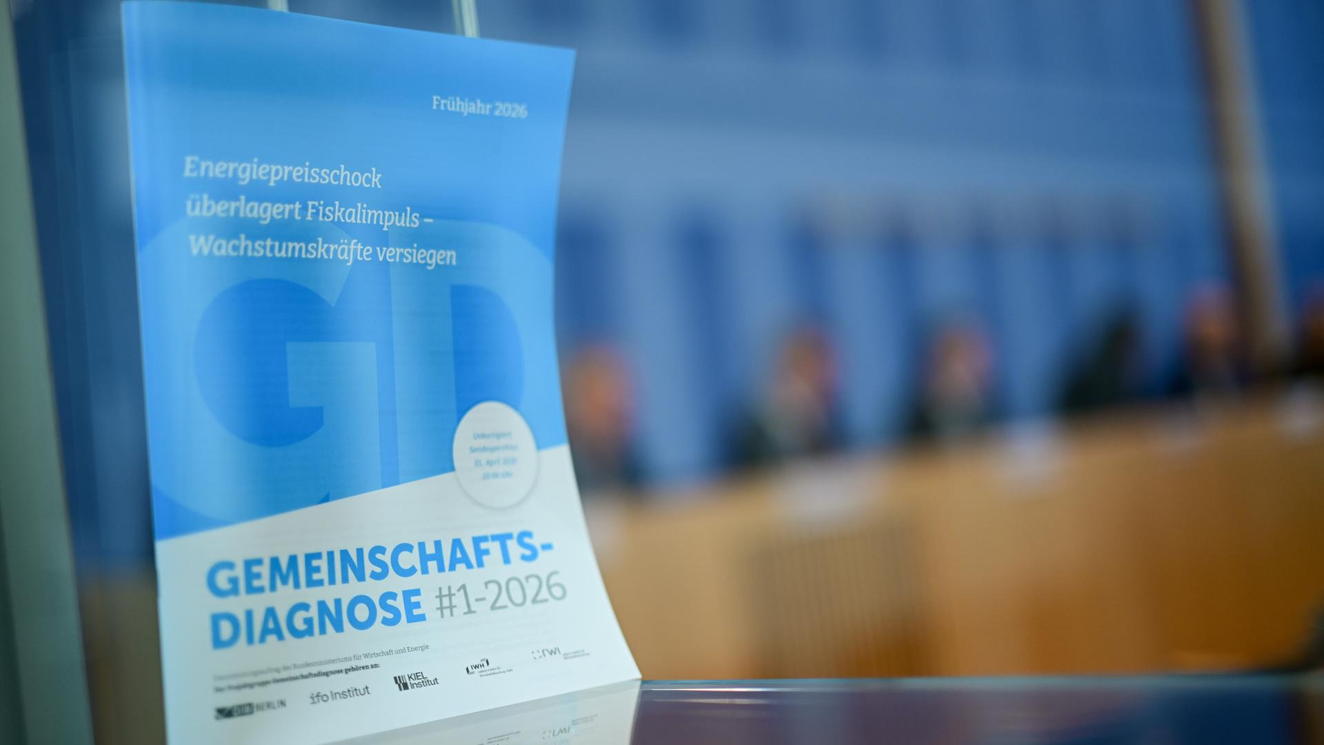 Eine Ausgabe der Gemeinschaftsdiagnose steht während der Vorstellung der Gemeinschaftsdiagnose für die Wirtschaft im Frühjahr 2026 der führenden Forschungsinstitute in der Bundespressekonferenz.