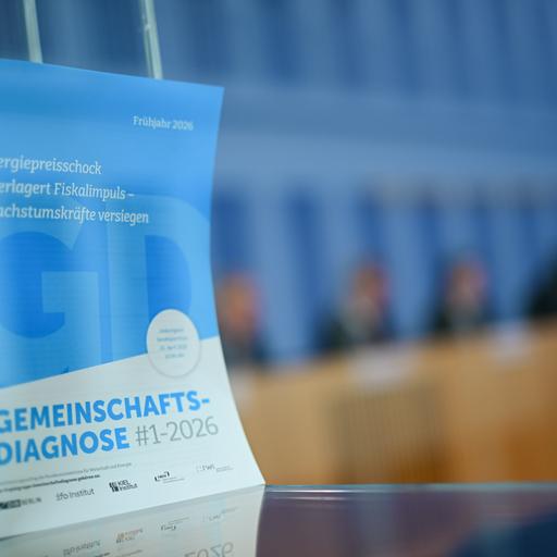 Eine Ausgabe der Gemeinschaftsdiagnose steht während der Vorstellung der Gemeinschaftsdiagnose für die Wirtschaft im Frühjahr 2026 der führenden Forschungsinstitute in der Bundespressekonferenz.