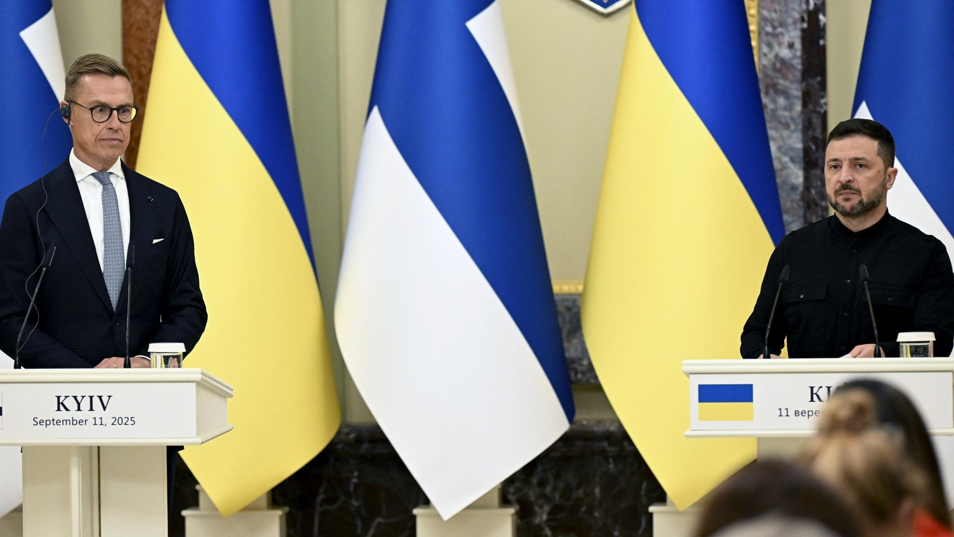 Finnlands Präsident Alexander Stubb (l) und der ukrainische Präsident Wolodymyr Selenskyj während ihres bilateralen Treffens im Rahmen des Fünften Gipfels der First Ladies and Gentlemen in Kiew. 