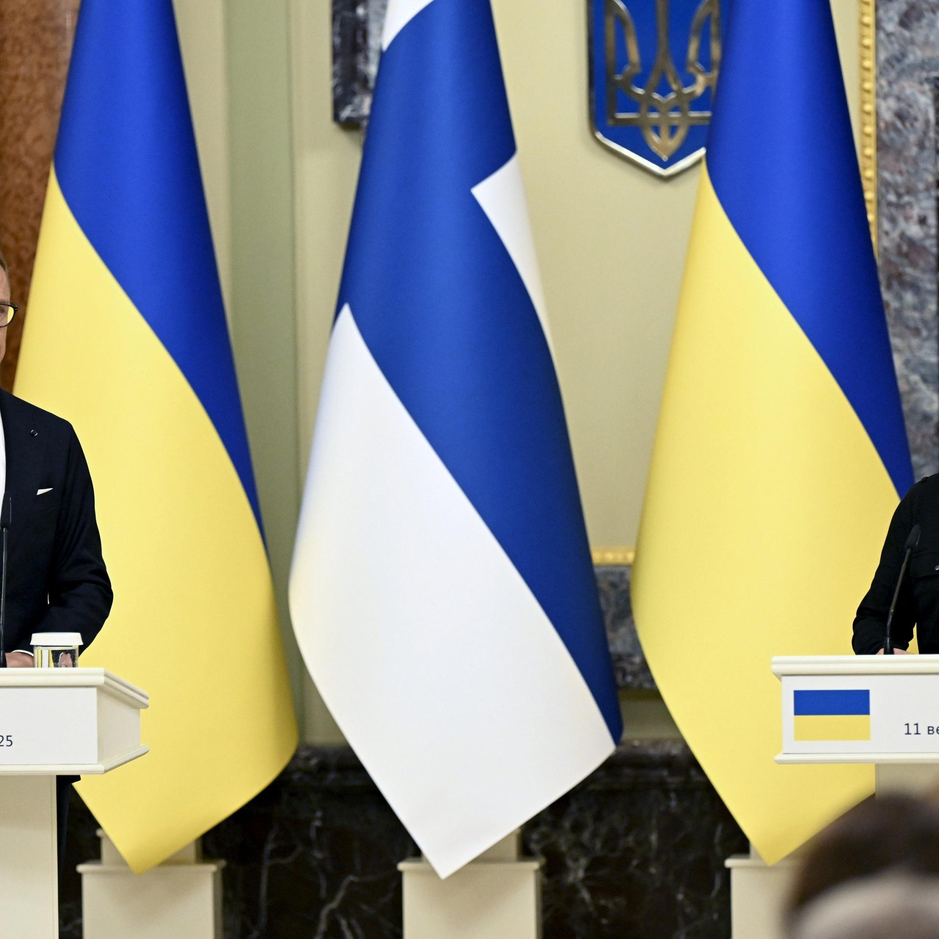 Finnlands Präsident Alexander Stubb (l) und der ukrainische Präsident Wolodymyr Selenskyj während ihres bilateralen Treffens im Rahmen des Fünften Gipfels der First Ladies and Gentlemen in Kiew. 