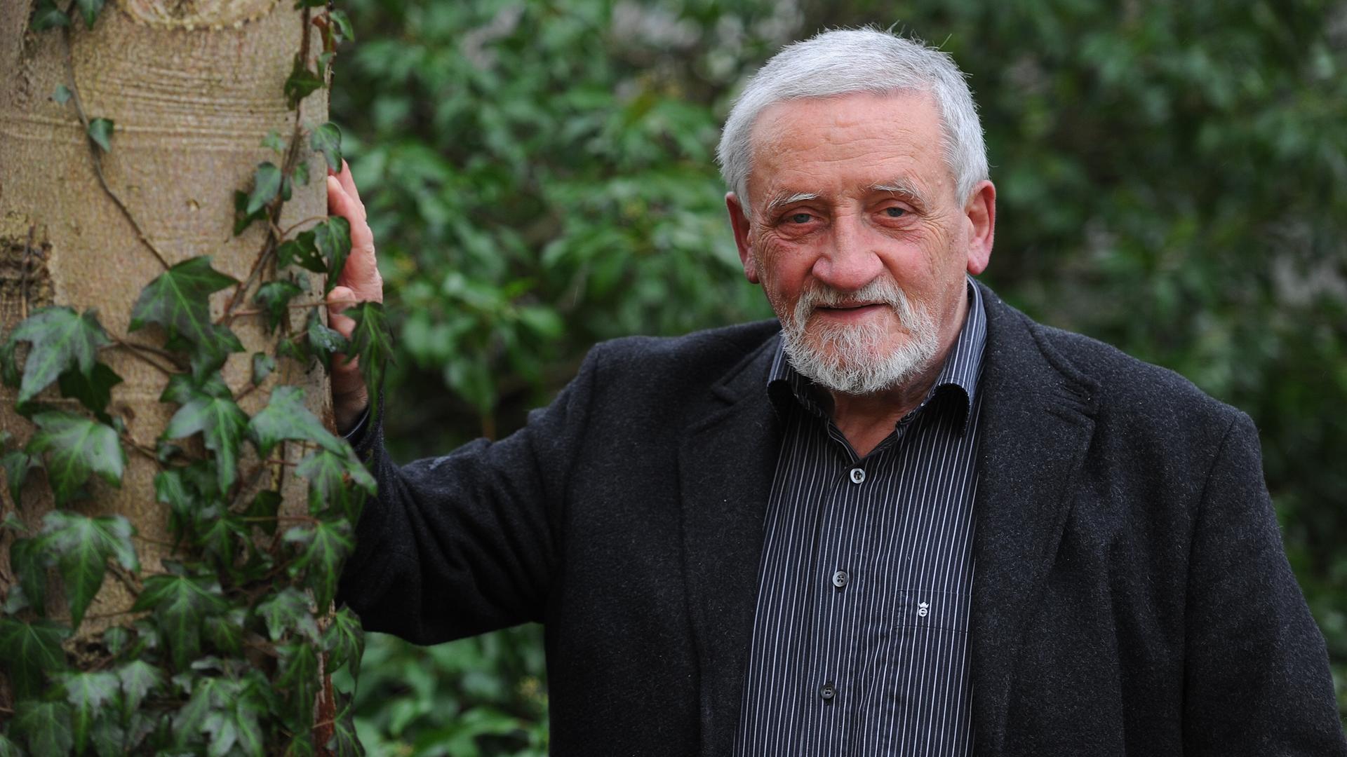 Hubert Weinzierl, Präsident des Deutschen Naturschutzrings e.V. (DNR), aufgenommen am 19.11.2010 in Wiesenfelden (Niederbayern), lehnt sich mit der rechten Hand an einen Baumstamm. Hubert Weinzierl, Präsident des Deutschen Naturschutzrings e.V. (DNR), aufgenommen am 19.11.2010 in Wiesenfelden (Niederbayern), lehnt sich mit der rechten Hand an einen Baumstamm.