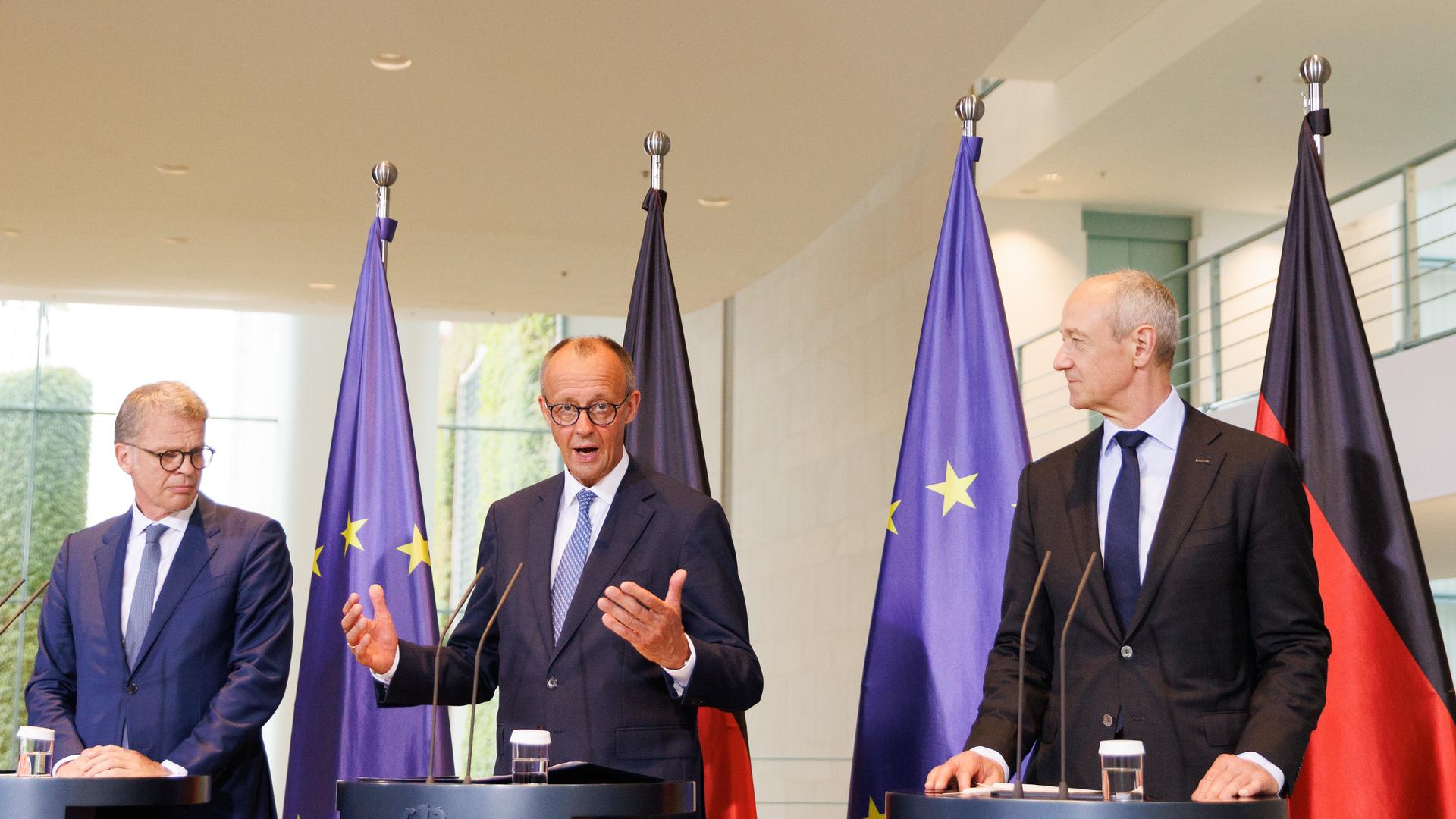 Christian Sewing (l-r), Vorstandsvorsitzender Deutsche Bank, Bundeskanzler Friedrich Merz (CDU) und Roland Busch, CEO von Siemens, geben Statements ab beim Investitionsgipfel "Made for Germany" im Bundeskanzleramt. 
