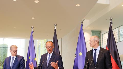 Christian Sewing (l-r), Vorstandsvorsitzender Deutsche Bank, Bundeskanzler Friedrich Merz (CDU) und Roland Busch, CEO von Siemens, geben Statements ab beim Investitionsgipfel "Made for Germany" im Bundeskanzleramt. 