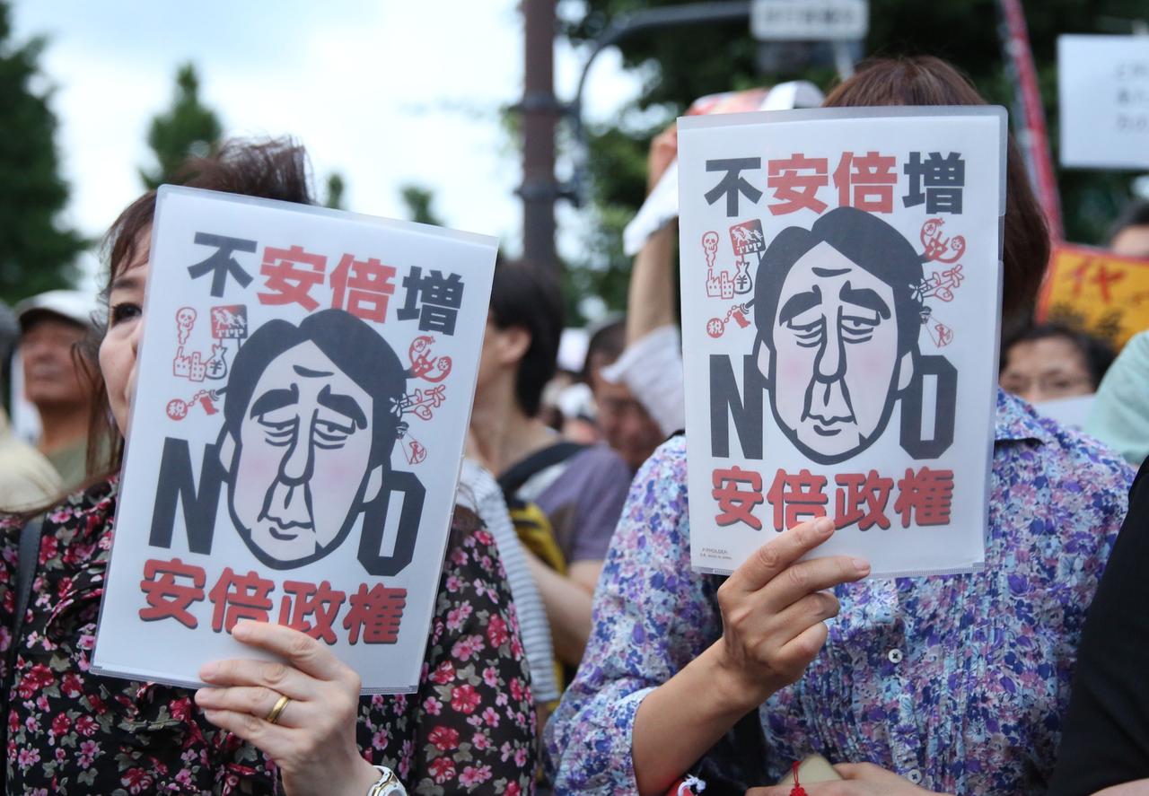 (140630) -- TOKYO, June 30, 2014 () -- People attend a rally to protest against the attempt to exercise the rights to collective self-defense in front of the Prime Minister's official residence in Tokyo, Japan, June 30, 2014. Thousands of Japanese people gathered here Monday, protesting against Japanese Prime Minister Shinzo Abe's attempt to allow Japan's Self-Defense Forces (SDF) to exercise the rights to collective self-defense. The Japanese government sought to get a green light from the Cabinet on July 1 for a resolution that will allow Japan to exercise collective self-defense rights through reinterpreting the country's pacifist Constitution. (/Liu Tian) (dzl)