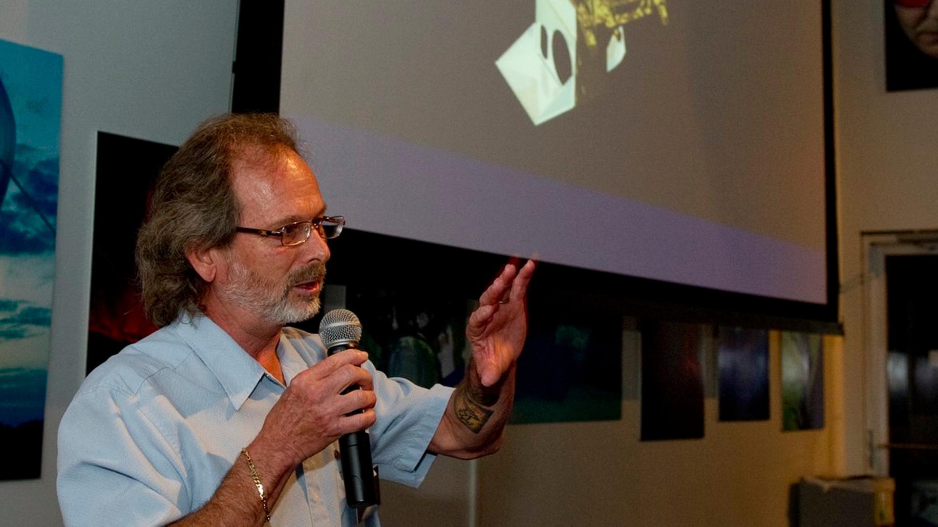 Phil Sabelhaus im Jahr 2012 am Goddard-Weltraumzentrum Phil Sabelhaus im Jahr 2012 am Goddard-Weltraumzentrum
