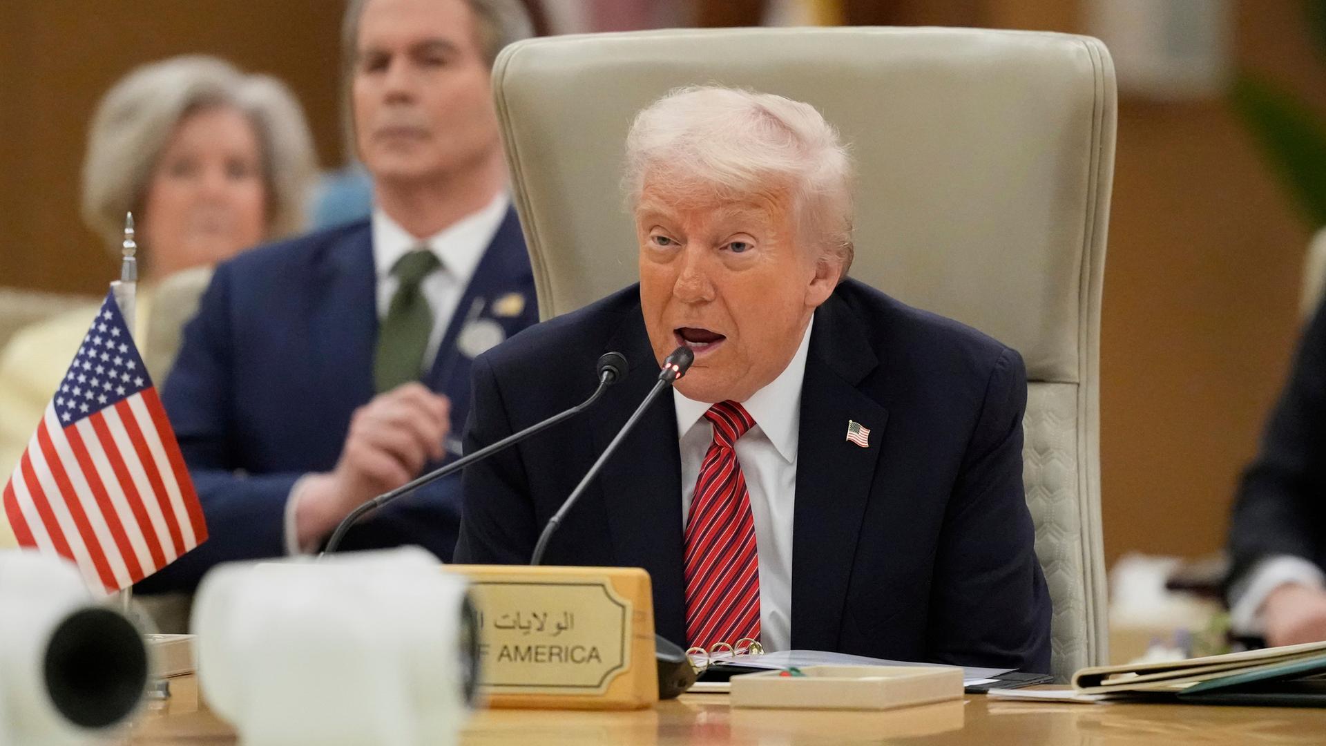 Präsident Donald Trump spricht während des Gipfeltreffens des Golfkooperationsrates (GCC) in Riad, Saudi-Arabien. Präsident Donald Trump spricht während des Gipfeltreffens des Golfkooperationsrates (GCC) in Riad, Saudi-Arabien.