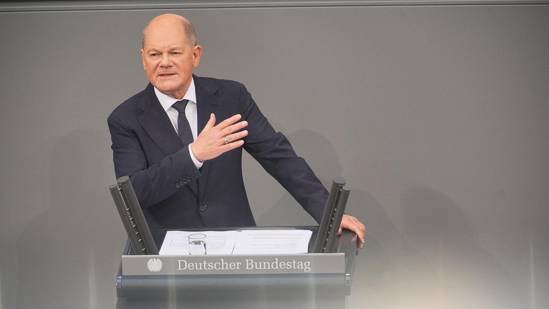 Berlin: Bundeskanzler Olaf Scholz (SPD) gibt im Plenum des Bundestags eine Regierungserklärung ab.