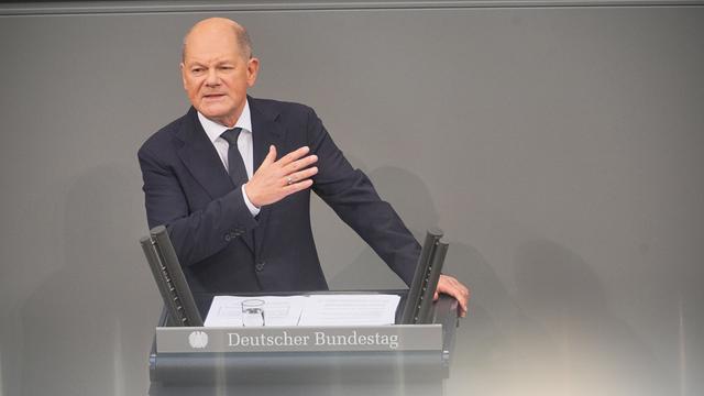 Bundes-Kanzler Olaf Scholz hält eine Rede im Bundestag.