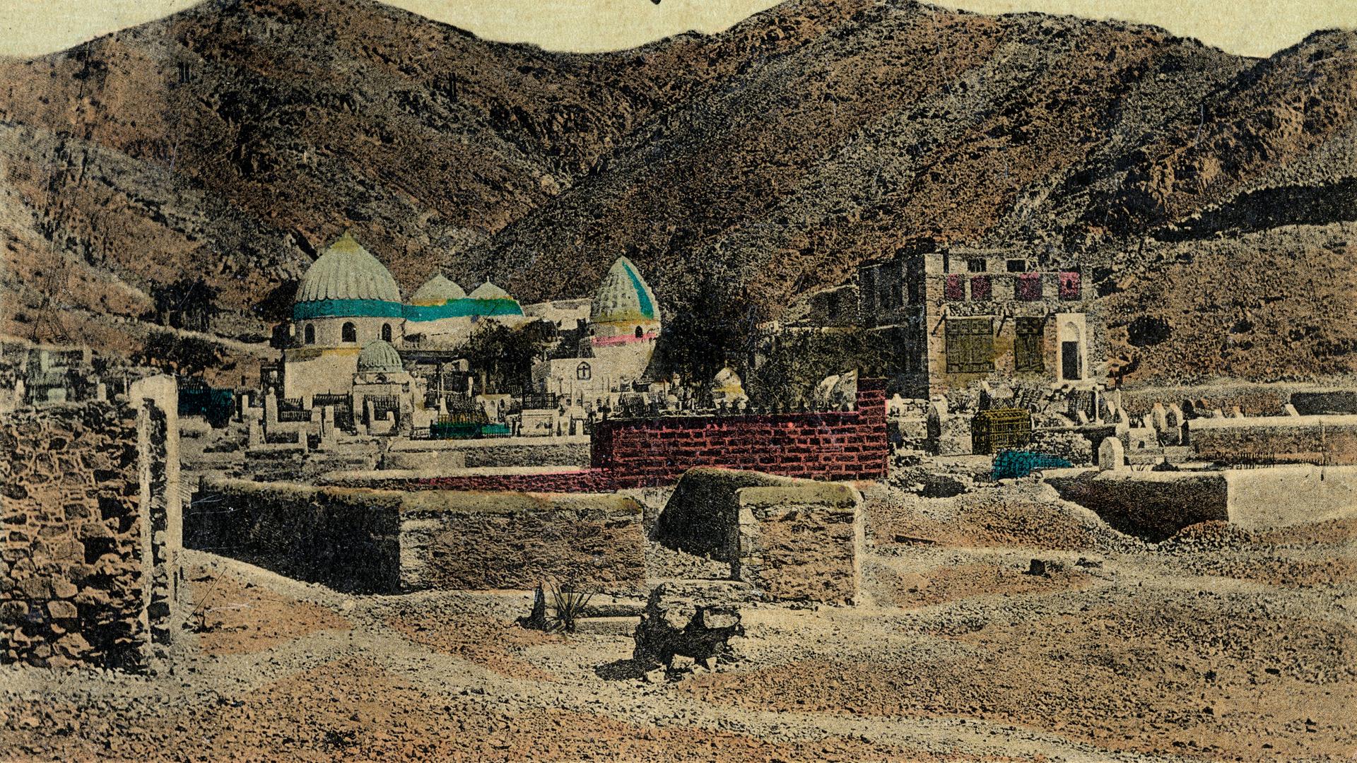Eine alte, vergilbte Postkarte. Mehrere Gebäude bilden das Mausoleum von Khadija, der ersten Ehefrau des Propheten Mohammed 